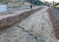 Εργασίες προσωρινής αποκατάστασης της βατότητας της εθνικής οδού στην Καλλιθέα μέχρι να ολοκληρωθεί το φαινόμενο της κατολίσθησης