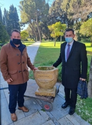 Την Πρόεδρο Δημοκρατίας Κατερίνα Σακελλαροπούλου επισκέφθηκε ο Αντιπεριφερειάρχης Θ. Βασιλόπουλος - Στον κήπο του Προεδρικού Μεγάρου η πέτρινη γλάστρα από την Καυκωνία Αρχαίας Ολυμπίας