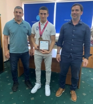 Βράβευση του Έλληνα πρωταθλητή του Πανευρωπαϊκού Πρωταθλήματος U17 Ελληνορωμαϊκής πάλης από τον Αντιπεριφερειάρχη Δημήτρη Νικολακόπουλο