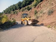 Παρεμβάσεις στο οδικό δίκτυο της Π.Ε. Αιτωλοακαρνανίας με το δικό της μηχανολογικό εξοπλισμό